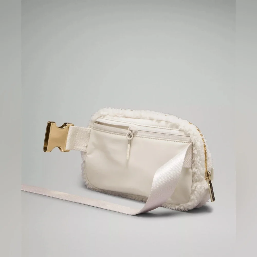 🆕✨ Lululemon Everywhere Belt Bag Fleece White Opal Gold